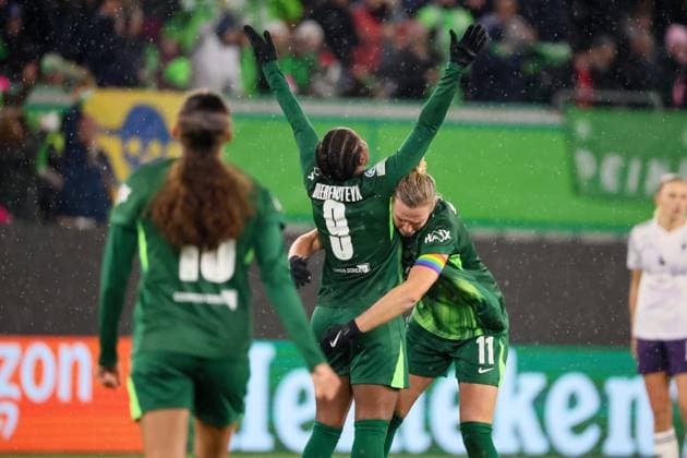 Wolfsburg, Germany 19 November 2025 Champions League Women 2025 2026 VfL Wolfsburg vs Manchester United In the picture from left scorer Lineth Beerensteyn VfL scores the goal to make it 3 1 for Wolfsburg and cheers with Alexandra Popp VfL AOK Stadion Niedersachsen Copyright: xFotostandx xFantinix