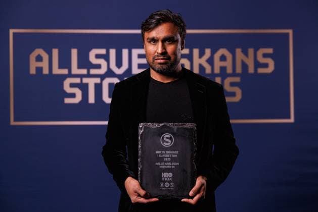 251119 Västeras manager Kalle Karlsson poserar för ett porträtt med priset för Arets tränare i Superettan under Allsvenskans Stora Pris den 19 november 2025 i Stockholm.  Copyright: CAISAxRASMUSSEN BB251119BB499