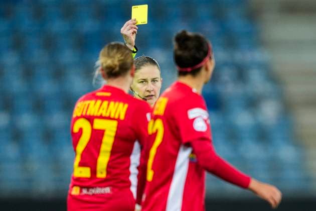 Football, Women s Champions League 2025 2026 Valerenga St Pölten Oslo 20251119 St Pölten s Sarah Gutmann receives a yellow card during the Women s Champions League football match between Valerenga and St Pölten at Intility Arena Photo Fredrik Varfjell NTB Oslo Norway EDITORIAL USE ONLY RESTRICTED USE FOR BETTING COMPANIES  Copyright: xFredrikxVarfjellx xNTBx