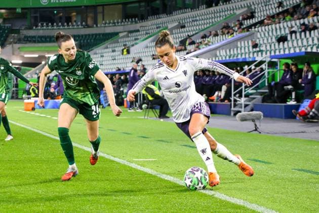 19.11.2025, xgrfx, Fussball UEFA WomenÂ s Champions League, VfL Wolfsburg - Manchester United, ManU v.l. Joelle Wedemeyer (VfL Wolfsburg), Julia Zigiotti (Manchester United) (DFL DFB REGULATIONS PROHIBIT ANY USE OF PHOTOGRAPHS as IMAGE SEQUENCES and or QUASI-VIDEO) Wolfsburg
