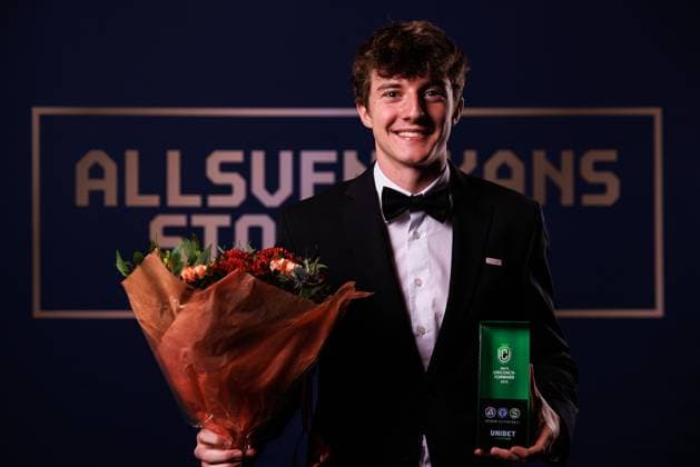 251119 Sirius Finlay Neat poses for a portrait with the award for Unicoach forward of the year during Allsvenskans Grand Prize on November 19, 2025 in Stockholm  Copyright: CAISAxRASMUSSEN BB251119BB507