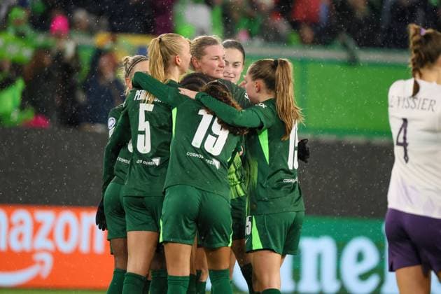 Wolfsburg, Germany 19 November 2025 Champions League Women 2025 2026 VfL Wolfsburg vs Manchester United In the picture goal scorer Lineth Beerensteyn VfL , hidden in the picture, scores the goal to make it 3 1 for Wolfsburg and cheers with her teammates AOK Stadion Niedersachsen Copyright: xFotostandx xFantinix
