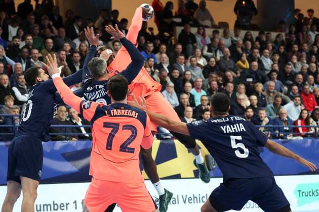 HANDBALL : Paris Saint Germain Vs FC Barcelone - Ligue des Champions - 19 11 2025 Dika Mem (FC Barcelone) - Ludovic Fabregas (FC Barcelone) Vs Mathieu Grebille (Paris Saint Germain) - Luka Karabatic (Paris Saint Germain) - Yahia Omar (Paris Saint Germain) ParisFrance  Copyright: xMichaelxBaucherx