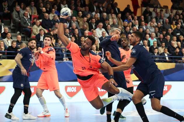 HANDBALL : Paris Saint Germain Vs FC Barcelone - Ligue des Champions - 19 11 2025 Timothey NGuessan (FC Barcelone) Vs Luka Karabatic (Paris Saint Germain) - Yahia Omar (Paris Saint Germain) ParisFrance  Copyright: xMichaelxBaucherx