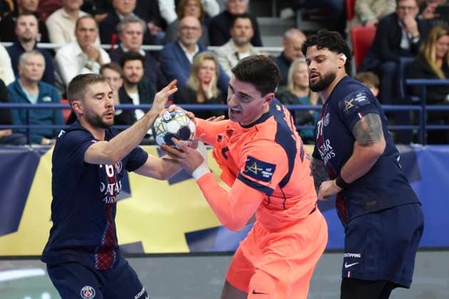 HANDBALL : Paris Saint Germain Vs FC Barcelone - Ligue des Champions - 19 11 2025 Ludovic Fabregas (FC Barcelone) Vs Luc Steins (Paris Saint Germain) - Elohim Prandi (Paris Saint Germain) ParisFrance  Copyright: xMichaelxBaucherx