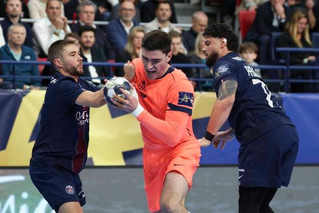 HANDBALL : Paris Saint Germain Vs FC Barcelone - Ligue des Champions - 19 11 2025 Ludovic Fabregas (FC Barcelone) Vs Luc Steins (Paris Saint Germain) - Elohim Prandi (Paris Saint Germain) ParisFrance  Copyright: xMichaelxBaucherx