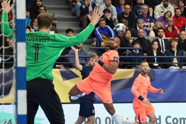HANDBALL : Paris Saint Germain Vs FC Barcelone - Ligue des Champions - 19 11 2025 Timothey NGuessan (FC Barcelone) Vs Mikkel Lovkvist (Paris Saint Germain) ParisFrance  Copyright: xMichaelxBaucherx