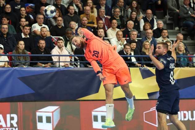 HANDBALL : Paris Saint Germain Vs FC Barcelone - Ligue des Champions - 19 11 2025 Aleix Gomez (FC Barcelone) Vs Luc Steins (Paris Saint Germain) ParisFrance  Copyright: xMichaelxBaucherx