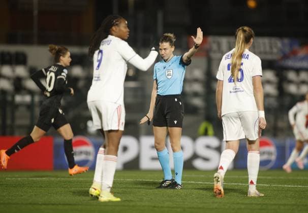 CALCIO - Champions League Women - Juventus FC vs OL Lyonnes Refree showing on off side position during the UEFA Women s Champions League 2025-26 football match between Juventus Women and OL Lyonnes on 19 November 2025 at â?? Pozzo-La Marmora Stadium, Biella,Italy. Photo Nderim KACELI Turin Italy  Copyright: xIPAxSport ABACAx