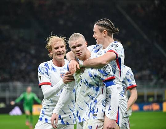 Fussball International Qualifikation WM 2026 in Mailand Gruppe I 10. Spieltag Italien - Norwegen 16.11.2025 JUBEL Norwegen; Morten Thorsby (li) mit Erling Haaland (Mitte) umarmt von Oscar Bobb (re) *** Football International Qualification World Cup 2026 in Milan Group I 10 Matchday Italy Norway 16 11 2025 CHEERS Norway Morten Thorsby left with Erling Haaland center hugged by Oscar Bobb right