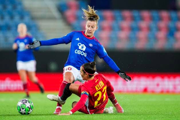Football, Women s Champions League 2025 2026 Valerenga St Pölten Oslo 20251119 Valerenga s Stine Brekken and St Pölten s Jennifer Klein during the women s Champions League soccer match between Valerenga and St Pölten at the Intility Arena Photo Fredrik Varfjell NTB Oslo Norway EDITORIAL USE ONLY RESTRICTED USE FOR BETTING COMPANIES  Copyright: xFredrikxVarfjellx xNTBx