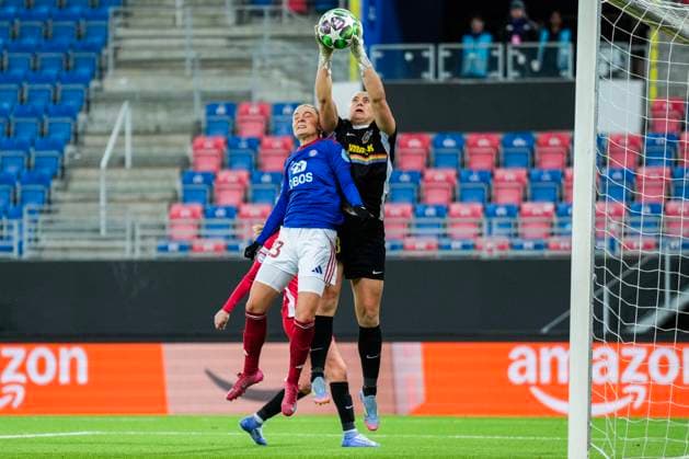 Football, Women s Champions League 2025 2026 Valerenga St Pölten Oslo 20251119 Valerenga s Eline Hegg and St Pölten s goalkeeper Carina Schlüter during the Women s Champions League football match between Valerenga and St Pölten at Intility Arena Photo Fredrik Varfjell NTB Oslo Norway EDITORIAL USE ONLY RESTRICTED USE FOR BETTING COMPANIES  Copyright: xFredrikxVarfjellx xNTBx