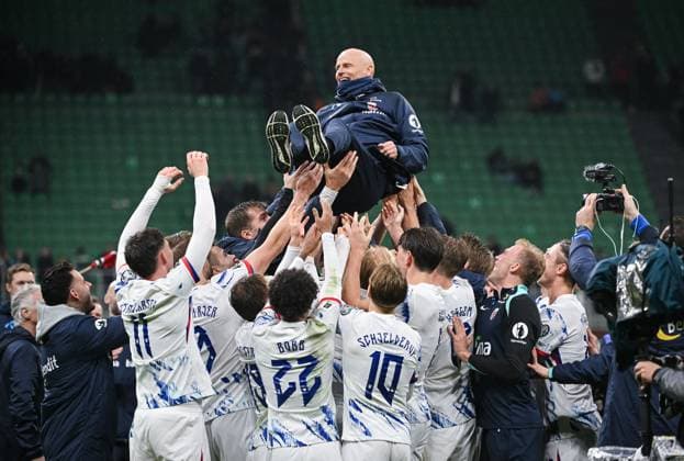 Fussball International Qualifikation WM 2026 in Mailand Gruppe I 10. Spieltag Italien - Norwegen 16.11.2025 JUBEL Norwegen; das Team laesst Trainer Stale Solbakken hochleben *** Football International Qualification World Cup 2026 in Milan Group I 10 Matchday Italy Norway 16 11 2025 JUBEL Norway the team celebrates coach Stale Solbakken