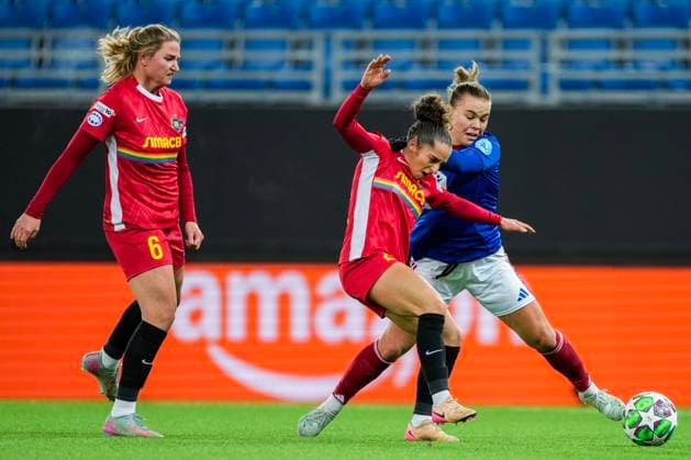 Football, Women s Champions League 2025 2026 Valerenga St Pölten Oslo 20251119 St Pölten s Lisa Ebert, Jennifer Klein and Valerenga s Olaug Tvedten during the Women s Champions League football match between Valerenga and St Pölten at Intility Arena Photo Fredrik Varfjell NTB Oslo Norway EDITORIAL USE ONLY RESTRICTED USE FOR BETTING COMPANIES  Copyright: xFredrikxVarfjellx xNTBx