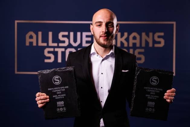 251119 Örgrytes Amel Mujanic poserar för ett porträtt med priset för Arets spelare i Superettan under Allsvenskans Stora Pris den 19 november 2025 i Stockholm.  Copyright: CAISAxRASMUSSEN BB251119BB518