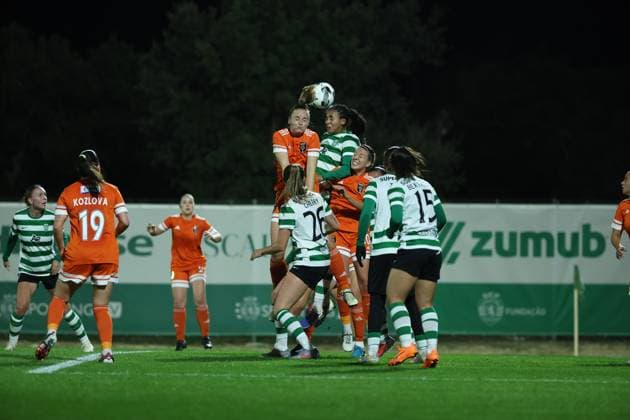 Both team in action during the match between Sporting CP Womens team and Glasgow City LFC Womens team, valid for UEFA Womens Europa Cup 2025 2026 - round of 16 at Estadio Aurelio Pereira on 19 November 2025. Lisboa Estadio Aurelio Pereira Alcochete Portugal Copyright: xIMAGOx xPRIMExSPORTSxIMAGESx xFILIPExOLIVEIRAx