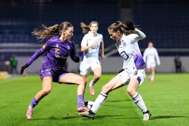 WOMEN SOCCER - EC, A.Wien vs Anderlecht VIENNA,AUSTRIA,19.NOV.25 - WOMEN SOCCER - UEFA Women s Europa Cup, round of 16, FK Austria Wien vs RSC Anderlecht. Image shows Modesta Uka (A.Wien) and Fran Meersman (Anderlecht).  GEPAxpictures xArminxRauthner