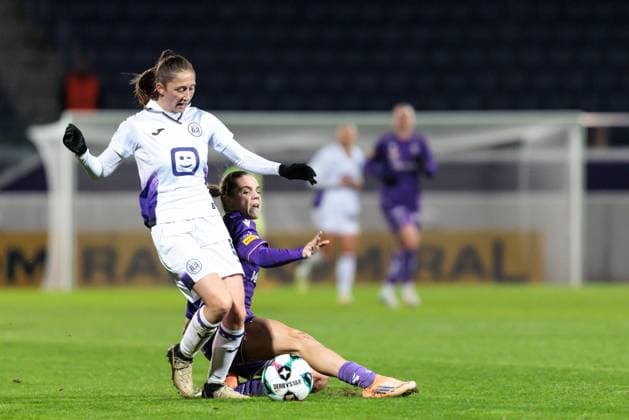 WOMEN SOCCER - EC, A.Wien vs Anderlecht VIENNA,AUSTRIA,19.NOV.25 - WOMEN SOCCER - UEFA Women s Europa Cup, round of 16, FK Austria Wien vs RSC Anderlecht. Image shows Fran Meersman (Anderlecht) and Louise Schoeffel (A.Wien).  GEPAxpictures xArminxRauthner