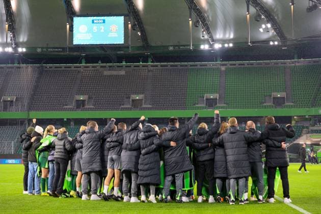 Wolfsburg, Germany 19 November 2025 Champions League Women 2025 2026 VfL Wolfsburg vs Manchester United In the picture The players and the coaching team of VfL Wolfsburg at the team photo during the final cheer with the final result of the match in the background AOK Stadion Niedersachsen Copyright: xFotostandx xFantinix