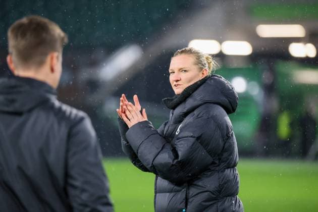 Wolfsburg, Germany 19 November 2025 Champions League Women 2025 2026 VfL Wolfsburg vs Manchester United In the picture Alexandra Popp VfL at the final cheer AOK Stadion Niedersachsen Copyright: xFotostandx xFantinix