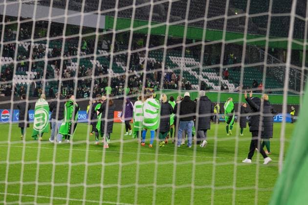 Wolfsburg, Germany 19 November 2025 Champions League Women 2025 2026 VfL Wolfsburg vs Manchester United In the picture The players of VfL Wolfsburg at the final celebration AOK Stadion Niedersachsen Copyright: xFotostandx xFantinix