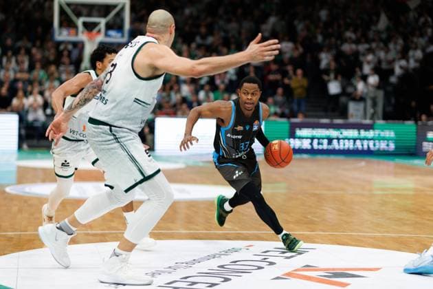 Eric Washington Science City Jena in a duel with Eli Brooks Gladiators Trier and Maik Zirbes Gladiators Trier , Vet Concept Gladiators Trier vs Science City Jena, Basketball, easyCredit BBL, Matchday 8, Season 2025 2026, 19 11 2025 Vet Concept Gladiators Trier vs Science City Jena, Basketball, easyCredit BBL, Matchday 8, Season 2025 2026, 19 11 2025 Copyright: xEibner-Pressefoto AlexanderxNeisx EP_ANS