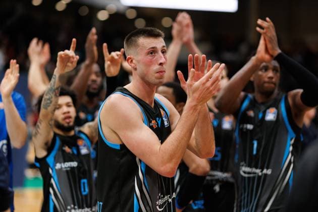 Joe Wieskamp Science City Jena and his teammates celebrate the victory, Vet Concept Gladiators Trier vs Science City Jena, Basketball, easyCredit BBL, Matchday 8, Season 2025 2026, 19 11 2025 Vet Concept Gladiators Trier vs Science City Jena, Basketball, easyCredit BBL, Matchday 8, Season 2025 2026, 19 11 2025 Copyright: xEibner-Pressefoto AlexanderxNeisx EP_ANS