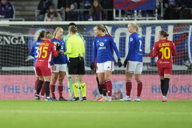 Football, Women s Champions League 2025 2026 Valerenga St Pölten Oslo 20251119 Valerenga s Michaela Kovacs and referee Michalina Diakow and the Women s Champions League football match between Valerenga and St Pölten at Intility Arena Photo Fredrik Varfjell NTB Oslo Norway EDITORIAL USE ONLY RESTRICTED USE FOR BETTING COMPANIES  Copyright: xFredrikxVarfjellx xNTBx