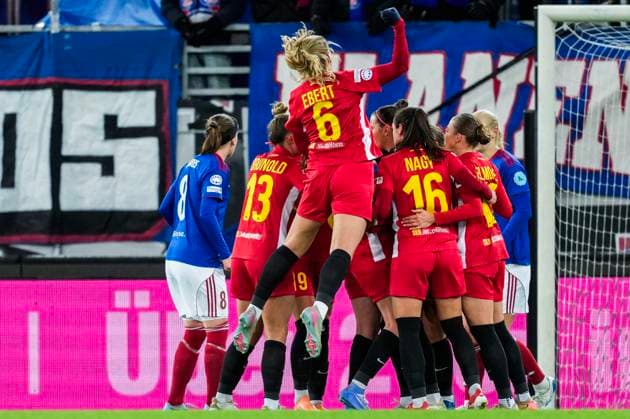 Football, Women s Champions League 2025 2026 Valerenga St Pölten Oslo 20251119 St Pölten s players celebrate after the 2 2 goal by St Pölten s Jennifer Klein during the Women s Champions League football match between Valerenga and St Pölten at Intility Arena Photo Fredrik Varfjell NTB Oslo Norway EDITORIAL USE ONLY RESTRICTED USE FOR BETTING COMPANIES  Copyright: xFredrikxVarfjellx xNTBx
