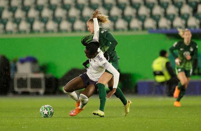 Photo Simi AWUJO Manchester comes to fall against Janina MINGE Wolfsburg Football Womens Champions League on Wed 19 11 2025 VfL Wolfsburg Manchester United