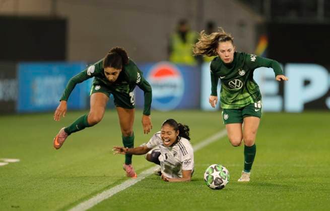 Photo Jayde RIVIERE Manchester goes down against Kessya BUSSY and Janou LEVELS Wolfsburg Womens Champions League on Wed 19 11 2025 VfL Wolfsburg Manchester United