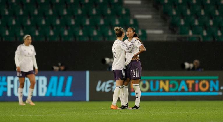 Photo Cheering after the final whistle by the England players , here Julia Zigiotti Olme and on the right Jayde RIVIERE Manchester Womens Champions League on Wed 19 11 2025 VfL Wolfsburg Manchester United