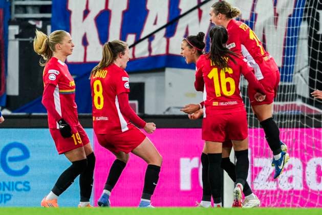 Football, Women s Champions League 2025 2026 Valerenga St Pölten Oslo 20251119 St Pölten s players celebrate after the 2 2 goal by St Pölten s Jennifer Klein during the Women s Champions League football match between Valerenga and St Pölten at Intility Arena Photo Fredrik Varfjell NTB Oslo Norway EDITORIAL USE ONLY RESTRICTED USE FOR BETTING COMPANIES  Copyright: xFredrikxVarfjellx xNTBx