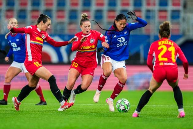 Football, Women s Champions League 2025 2026 Valerenga St Pölten Oslo 20251119 St Pölten s Kess Elmore and Valerenga s Ylinn Tennebo during the Women s Champions League football match between Valerenga and St Pölten at Intility Arena Photo Fredrik Varfjell NTB Oslo Norway EDITORIAL USE ONLY RESTRICTED USE FOR BETTING COMPANIES  Copyright: xFredrikxVarfjellx xNTBx