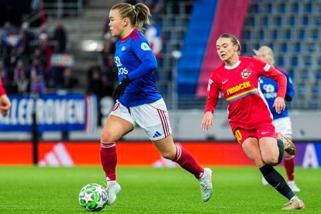 Football, Women s Champions League 2025 2026 Valerenga St Pölten Oslo 20251119 Valerenga s Olaug Tvedten and St Pölten s Kess Elmore during the Women s Champions League football match between Valerenga and St Pölten at Intility Arena Photo Fredrik Varfjell NTB Oslo Norway EDITORIAL USE ONLY RESTRICTED USE FOR BETTING COMPANIES  Copyright: xFredrikxVarfjellx xNTBx