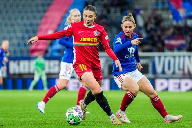 Football, Women s Champions League 2025 2026 Valerenga St Pölten Oslo 20251119 St Pölten s Kess Elmore and Valerenga s Arna Eiriksdottir during the women s Champions League football match between Valerenga and St Pölten at the Intility Arena Photo Fredrik Varfjell NTB Oslo Norway EDITORIAL USE ONLY RESTRICTED USE FOR BETTING COMPANIES  Copyright: xFredrikxVarfjellx xNTBx