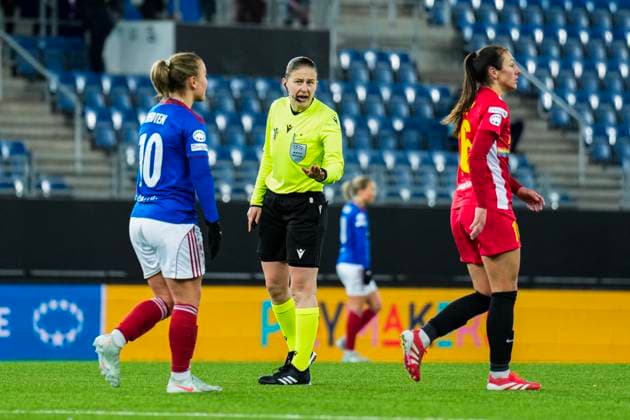 Football, Women s Champions League 2025 2026: Valerenga - St Pölten Oslo 20251119. Valerenga s Olaug Tvedten and referee Michalina Diakow during the Women s Champions League football match between Valerenga and St Pölten at Intility Arena. Photo: Fredrik Varfjell NTB Oslo Norway EDITORIAL USE ONLY. RESTRICTED USE FOR BETTING COMPANIES Ref:_SPOO9K-Pjcnd7I.jpg  Copyright: xFredrikxVarfjellx xNTBx