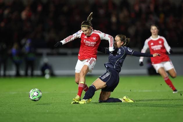 Arsenal gegen Real Madrid Frauen 19. November 2025, Boreham Wood UEFA Women™s Champions League Arsenal gegen Real Madrid Frauen Mariona Caldentey von Arsenal und Sara Dabritz von Real Madrid Foto Charlotte Wilson Abseits Boreham Wood UK  Copyright: xCharlottexWilsonx xOffsidexOffside