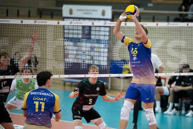 1 Volleyball Bundesliga Season 2025 2026 Cerebricks Volley Goats Mitteldeutschland vs TSV Haching Munich Halle, Germany November 19, 2025 In the picture from left Nick Breitenbach Bitterfeld , Florian Krenkel Haching and Paul Stommel Bitterfeld Halle Saale SWH Arena Sachsen Anhalt Germany