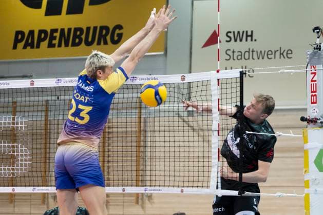 1 Volleyball Bundesliga Season 2025 2026 Cerebricks Volley Goats Central Germany vs TSV Haching Munich Halle, Germany November 19, 2025 Pictured from left Samuel Schellenberg Bitterfeld and Oliver Wachtel Haching Halle Saale SWH Arena Sachsen Anhalt Germany
