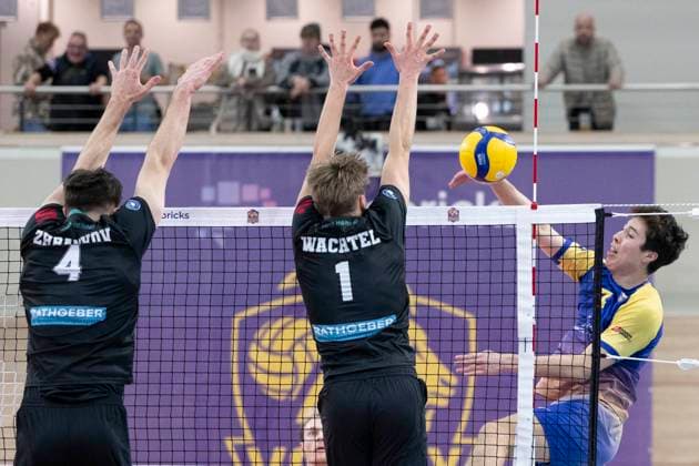 1 Volleyball Bundesliga Season 2025 2026 Cerebricks Volley Goats Mitteldeutschland vs TSV Haching Munich Halle, Germany November 19, 2025 Pictured from left Alexej Zhbankov Haching , Oliver Wachtel Haching and Sebastian Lara Bitterfeld Halle Saale SWH Arena Sachsen Anhalt Germany