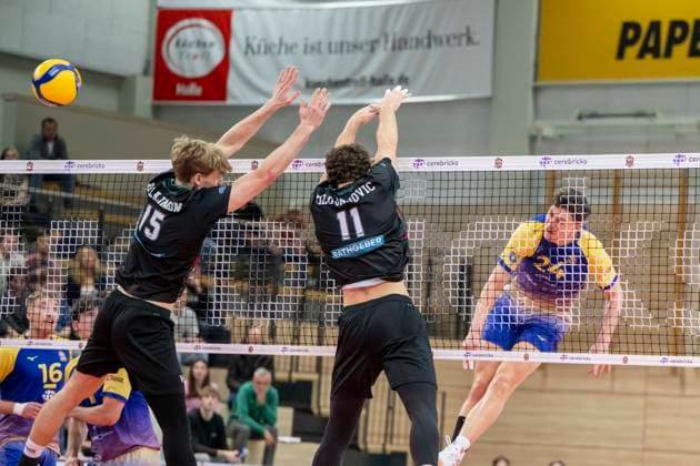 1 Volleyball Bundesliga Season 2025 2026 Cerebricks Volley Goats Mitteldeutschland vs TSV Haching Munich Halle, Germany November 19, 2025 Pictured from left Jakub Klajmon Haching , Marko Milovanovic Haching and Clay Wieter Bitterfeld Halle Saale SWH Arena Sachsen Anhalt Germany