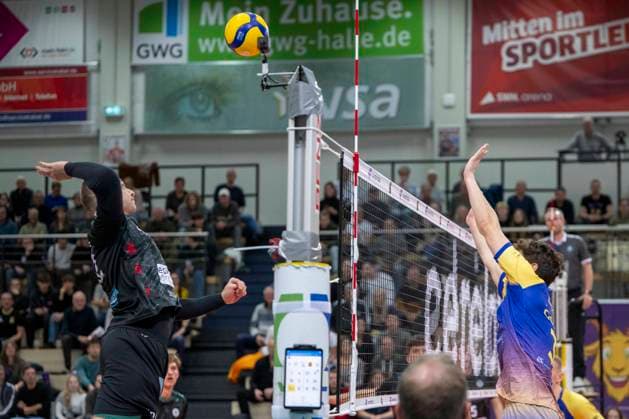 1 Volleyball Bundesliga Season 2025 2026 Cerebricks Volley Goats Mitteldeutschland vs TSV Haching Munich Halle, Germany November 19, 2025 Pictured from left Noel Simon Jakob Krasnig Haching and Sebastian Lara Bitterfeld Halle Saale SWH Arena Sachsen Anhalt Germany