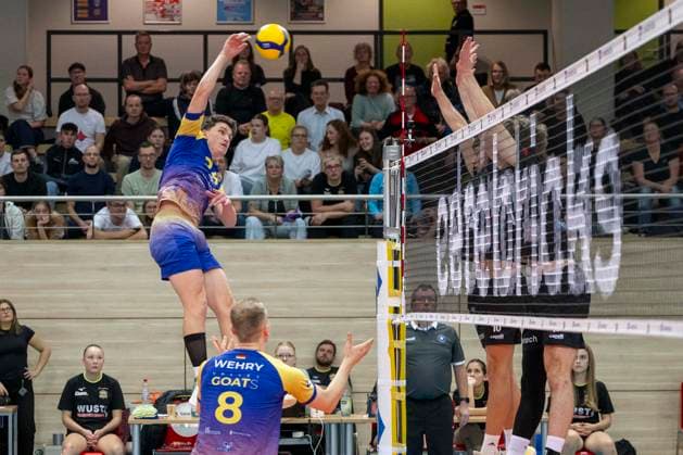 1 Volleyball Bundesliga Season 2025 2026 Cerebricks Volley Goats Mitteldeutschland vs TSV Haching Munich Halle, Germany November 19, 2025 Pictured from left Clay Wieter Bitterfeld and Jannis Wehry Bitterfeld Halle Saale SWH Arena Sachsen Anhalt Germany