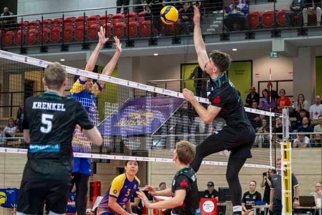 1 Volleyball Bundesliga Season 2025 2026 Cerebricks Volley Goats Mitteldeutschland vs TSV Haching Munich Halle, Germany November 19, 2025 In the picture from left Florian Krenkel Haching , Nick Breitenbach Bitterfeld and Alexej Zhbankov Haching Halle Saale SWH Arena Sachsen Anhalt Germany