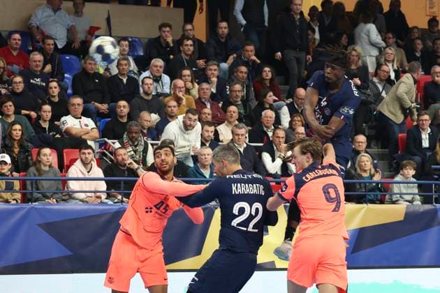 HANDBALL : Paris Saint Germain Vs FC Barcelone - Ligue des Champions - 19 11 2025 Wallem Peleka (Paris Saint Germain) - Luka Karabatic (Paris Saint Germain) Vs Seif Elderaa (FC Barcelone) - Jonathan Carlsbogard (FC Barcelone) ParisFrance  Copyright: xMichaelxBaucherx