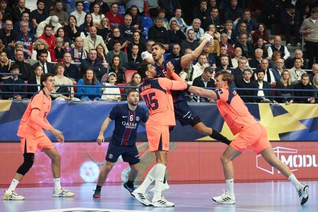 HANDBALL : Paris Saint Germain Vs FC Barcelone - Ligue des Champions - 19 11 2025 Yahia Omar (Paris Saint Germain) Vs Seif Elderaa (FC Barcelone) - Jonathan Carlsbogard (FC Barcelone) ParisFrance  Copyright: xMichaelxBaucherx