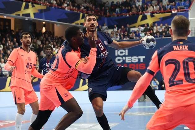 HANDBALL : Paris Saint Germain Vs FC Barcelone - Ligue des Champions - 19 11 2025 Yahia Omar (Paris Saint Germain) Vs Dika Mem (FC Barcelone) ParisFrance  Copyright: xMichaelxBaucherx