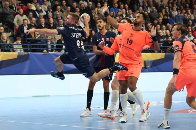HANDBALL : Paris Saint Germain Vs FC Barcelone - Ligue des Champions - 19 11 2025 Luc Steins (Paris Saint Germain) Vs Timothey NGuessan (FC Barcelone) - Jonathan Carlsbogard (FC Barcelone) ParisFrance  Copyright: xMichaelxBaucherx