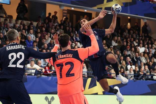 HANDBALL : Paris Saint Germain Vs FC Barcelone - Ligue des Champions - 19 11 2025 Yahia Omar (Paris Saint Germain) Vs Ludovic Fabregas (FC Barcelone) ParisFrance  Copyright: xMichaelxBaucherx